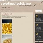 A piedi nudi sul divano